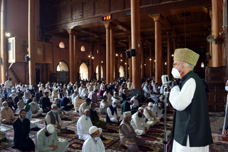 Friday prayers offered at Jamia Masjid, Srinagar after 3 months