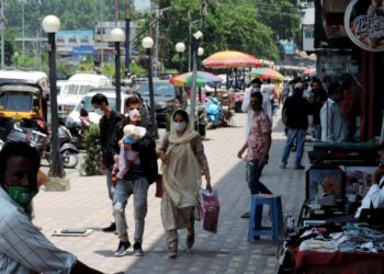 Traffic Jams seen roads as normal activities resumed in Srinagar