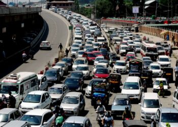 Traffic Jams seen roads as normal activities resumed in Srinagar