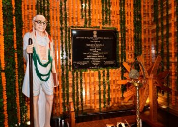 A statue of Pujya Mahatma Gandhi with a Charkha installed thereupon unveiled by J&K LG Manoj Sinha at Civil Secretariat, Srinagar -Pic|Kashmir Horizon