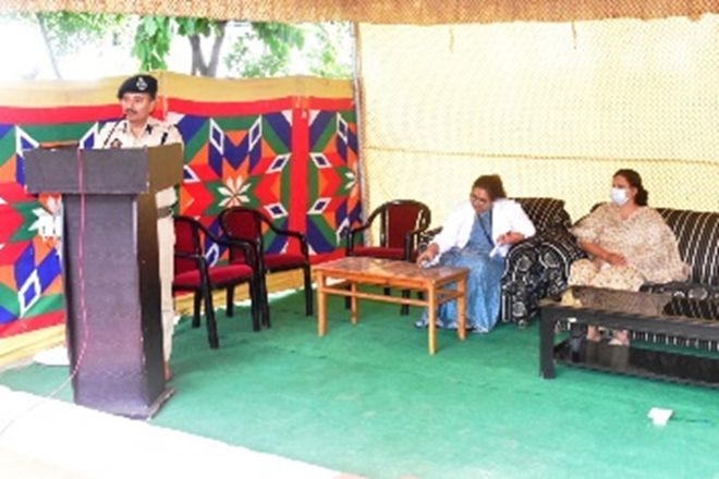 ADGP Hqrs presents certificates, mementoes to police officials for their contribution in implementation of CCTNS/ICJS project