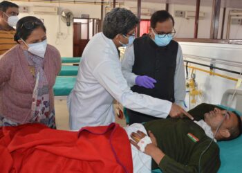 Advisor Bhatnagar meets injured JKP Jawans at GMC Jammu