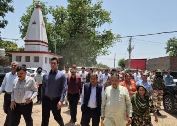 Anil Kumar Singh visits Golpattan under Vibrant Village Programme; outlines scheme objectives