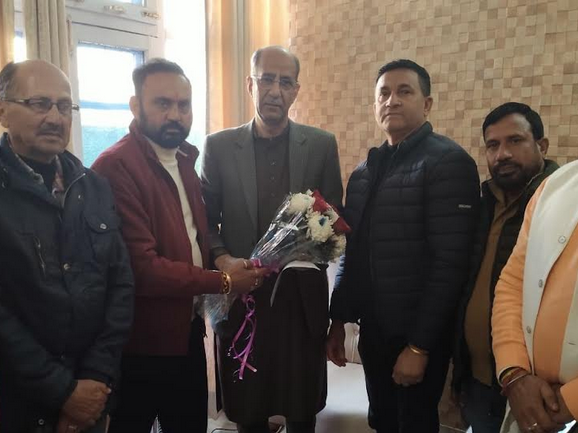 Advisor to CM Nasir Aslam Wani listens to people’s issues at Raabita Jammu
