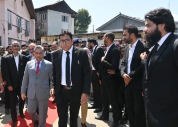 Acting Chief Justice inaugurates Lawyers’ Chambers at DCC Anantnag; lays foundation stone for Munsiff Court Complex at Dooru