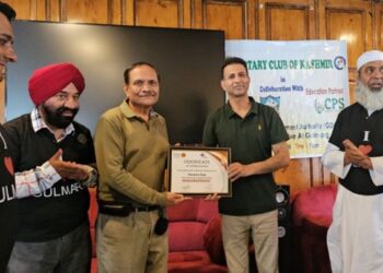 Advisor Bhatnagar flags off mega cleanliness-cum-awareness drive at Gulmarg