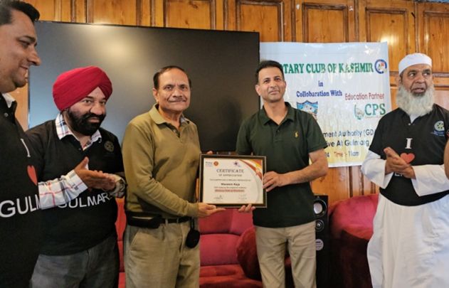 Advisor Bhatnagar flags off mega cleanliness-cum-awareness drive at Gulmarg