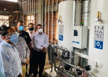 Advisor Bhatnagar visits GMC Kathua, reviews COVID measures
