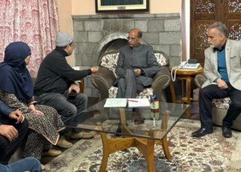 Advisor Nasir Aslam Wani meets delegations, individuals at Raabita Office