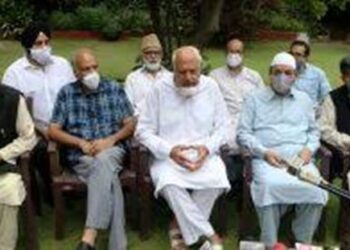 After Art 370 abrogation, Farooq chairs first party meet at Gupkar, senior party men attend meet