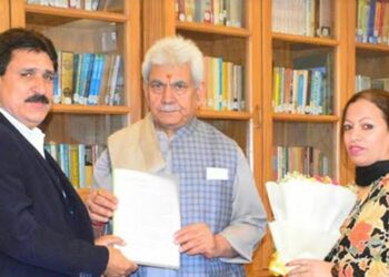 BJP leader Altaf Thakur meets LG Sinha, raises public issues about Tral, LG assures speedy Redressal of all issues’
