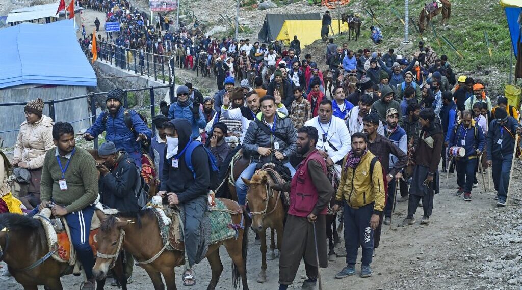 Seventh batch of over 9800 Amarnath Yatra pilgrims leaves from Jammu