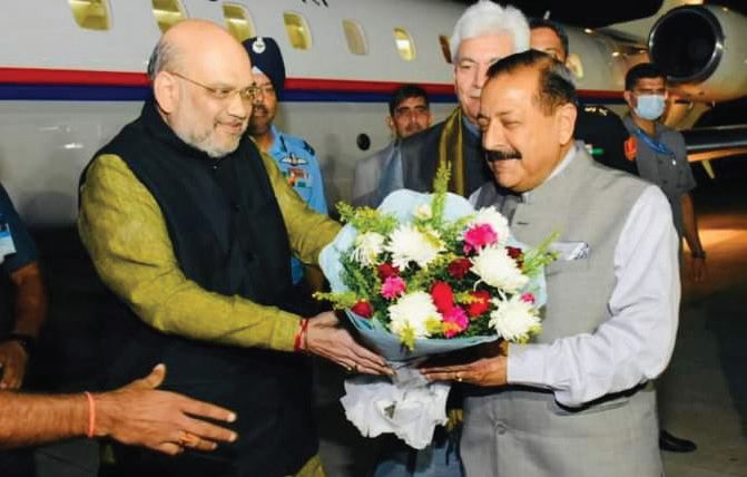 LG Sinha, CS others accord rousing welcome to HM Amit Shah on his arrival at Tech Airport Jammu