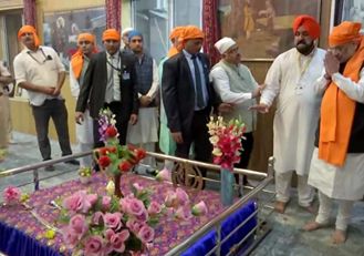 Amit Shah visits Gurudwara Chati Patshahi in Rainawari