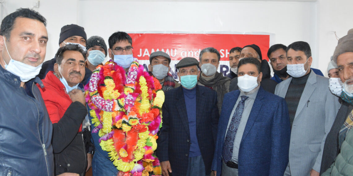 Apni Party felicitates Ashraf Dar for winning Rawalpora municipal ward in Srinagar, Altaf Bukhari thanks people for their support to Party candidates across JK