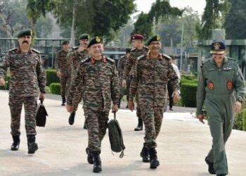 Army Chief reviews security along LoC, stresses steadfast response to challenges