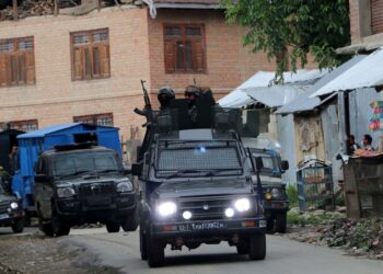 Army personnel at the encounter site in Khanday Pora in Kulgam