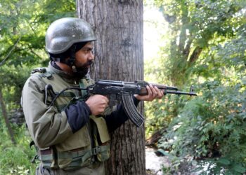 Army personnel at the encounter site in Khanday Pora in Kulgam