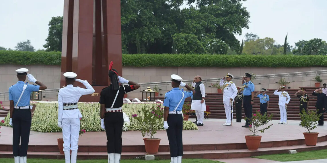 All three service chiefs lay wreaths at National War Memorial on Kargil Vijay Diwas