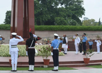 All three service chiefs lay wreaths at National War Memorial on Kargil Vijay Diwas