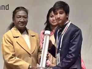 12-yr old Kashmiri singing sensation scripts history, bags Pradhan Mantri Rashtriya Bal Puraskar