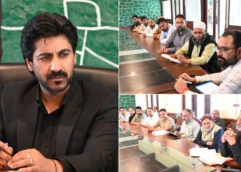 DC Baramulla visits Uri; Reviews Vibrant Village Prog