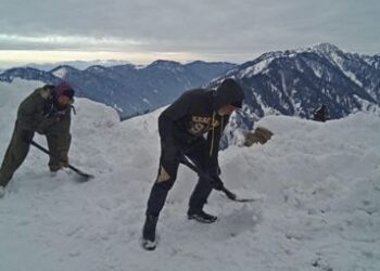 Braving cold, distt admin on a mission to keep Bandipora-Gurez Road open during winter