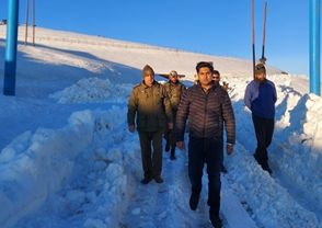 DC B’pora inspects snow Clearance ops on Bandipora-Gurez road