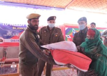 Bandipora Police distributed 500 COVID-19 safety kits to poor and needy families
