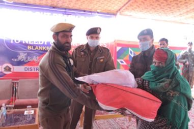 Bandipora Police distributed 500 COVID-19 safety kits to poor and needy families