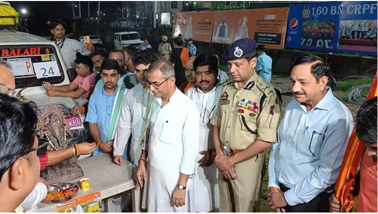 J&K: First batch of pilgrims embarks on Budha Amarnath Yatra
