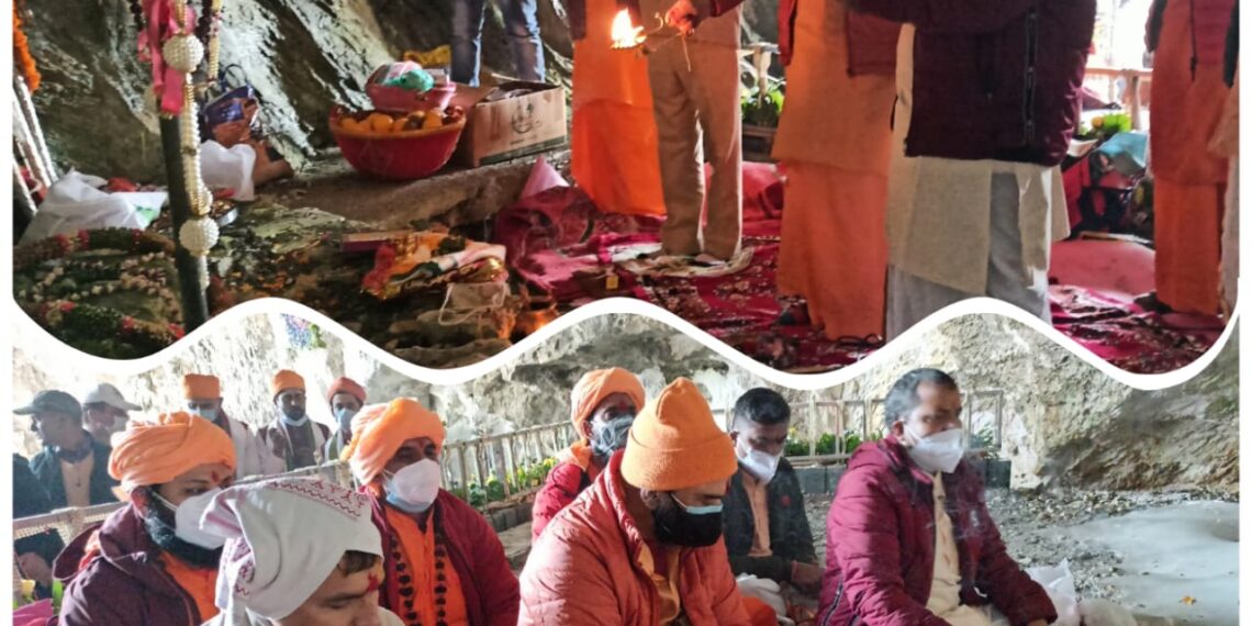 Amarnathji Yatra concludes: CEO SASB,Mahant Deependra Giri perform religious rituals