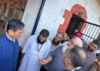 J&K CJ visits Central Jail Srinagar, assesses quality of legal aid services for prisoners