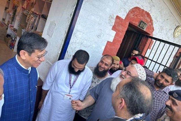 J&K CJ visits Central Jail Srinagar, assesses quality of legal aid services for prisoners