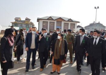 CJ visits distt court Pulwama, interacts with officers, Bar Members