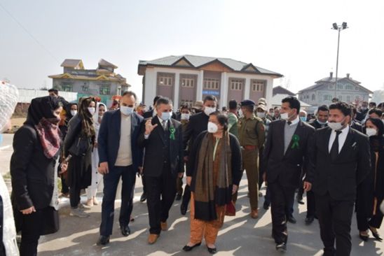 CJ visits distt court Pulwama, interacts with officers, Bar Members