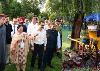 CM Omar inaugurates Srinagar’s first ‘Waste to Wonder’ Flower Garden