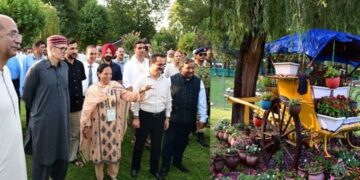 CM Omar inaugurates Srinagar’s first ‘Waste to Wonder’ Flower Garden