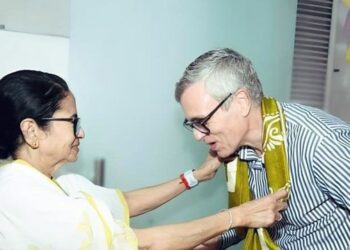 CM Omar meets Mamta Banerjee, invites her to Kashmir