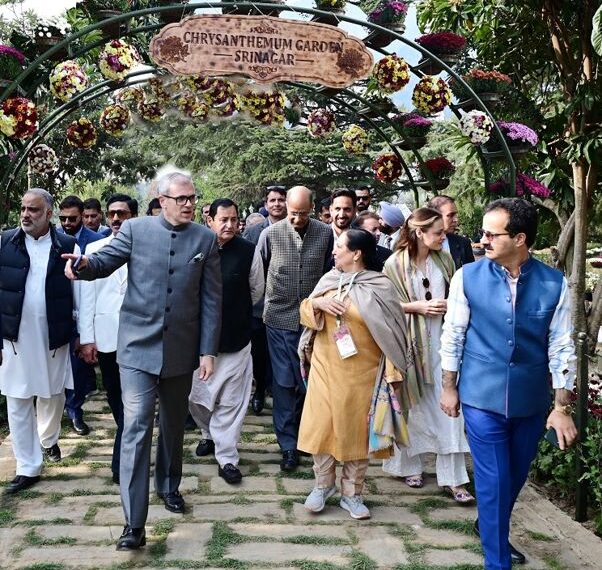 CM Omar opens Chrysanthemum Show – 2026, invites people to experience Kashmir’s autumn colours