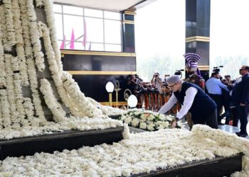 CM Omar pays tribute to police martyrs on Commemoration Day at Zewan
