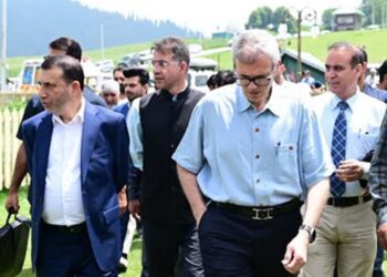 CM Omar pushes for revival of tourism, Chairs meeting of ministers, top officials at Gulmarg