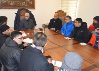 CM Omar reviews snow clearance, restoration of power,water supply across J&K