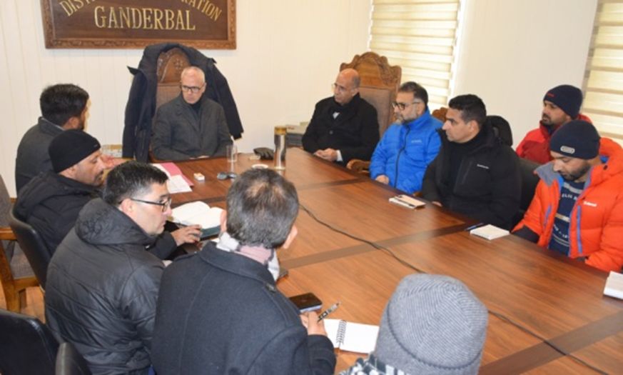 CM Omar reviews snow clearance, restoration of power,water supply across J&K