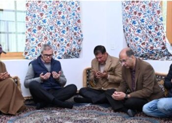 CM Omar visits Wudder Kangan to offer condolences