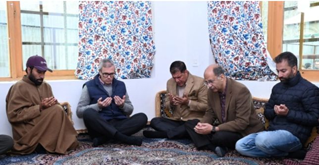 CM Omar visits Wudder Kangan to offer condolences
