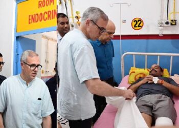 CM Omar visits camps in Jammu, Samba