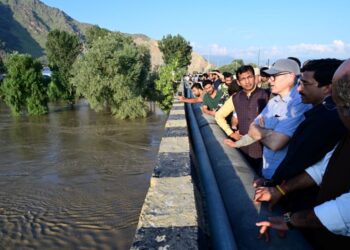 CM Omar visits flood-hit areas of Srinagar & Budgam, Inspects breach site at Shalina