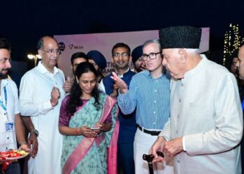 CM interacts with lead actors, welcomes their participation in maiden IFFJK