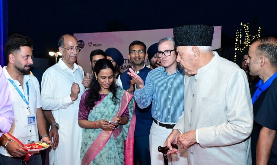 CM interacts with lead actors, welcomes their participation in maiden IFFJK